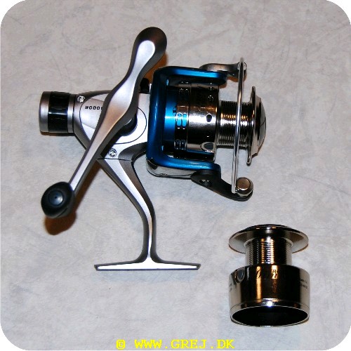 5707549212769 - Viva Mimas TR4000R - Grafite body/spool + ekstra spool - 0,30 mm/200 m<BR><LI>1 ball bearing</LI><LI>Gear ratio 5.5:1</LI><LI>S-stroke system</LI><LI>Long casting spool</LI><LI>Anti-twist system</LI><LI>Balanced rotor system</LI><LI>0.30/200 - 0.35/160 - 0.40/120</LI>