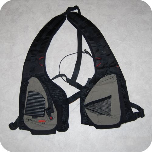 6430021144188 - Rapala Tactical vest one size -  Uden ryg. så den er også god på varme dage - Vesten giver et væld af muligheder for påspænding af div. udstyr. og de 2 store stiklommer rummer virkelig meget udstyr. Endvidere er vesten udstyret med 2 lynlåslommer. En lille mesh lomme på vesntre side. og en fly patch (aftagelig) på højre side. Indvendig er vesten forsynet med 2 velcrolommer. der er velegnede til f.eks. fisketegn mv. 